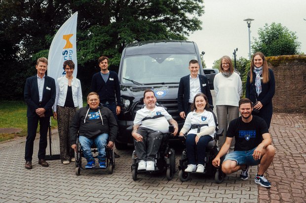 hms-humans-stiftung-soziales-engagement Vertreterinnen und Vertreter der HuManS-Stiftung gemeinsam mit Beteiligten eines geförderten Projekts.
