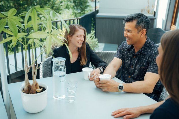 hms-elterncafe-austausch-eltern Mitarbeitende beim gemeinsamen Austausch im Elterncafé bei HMS.